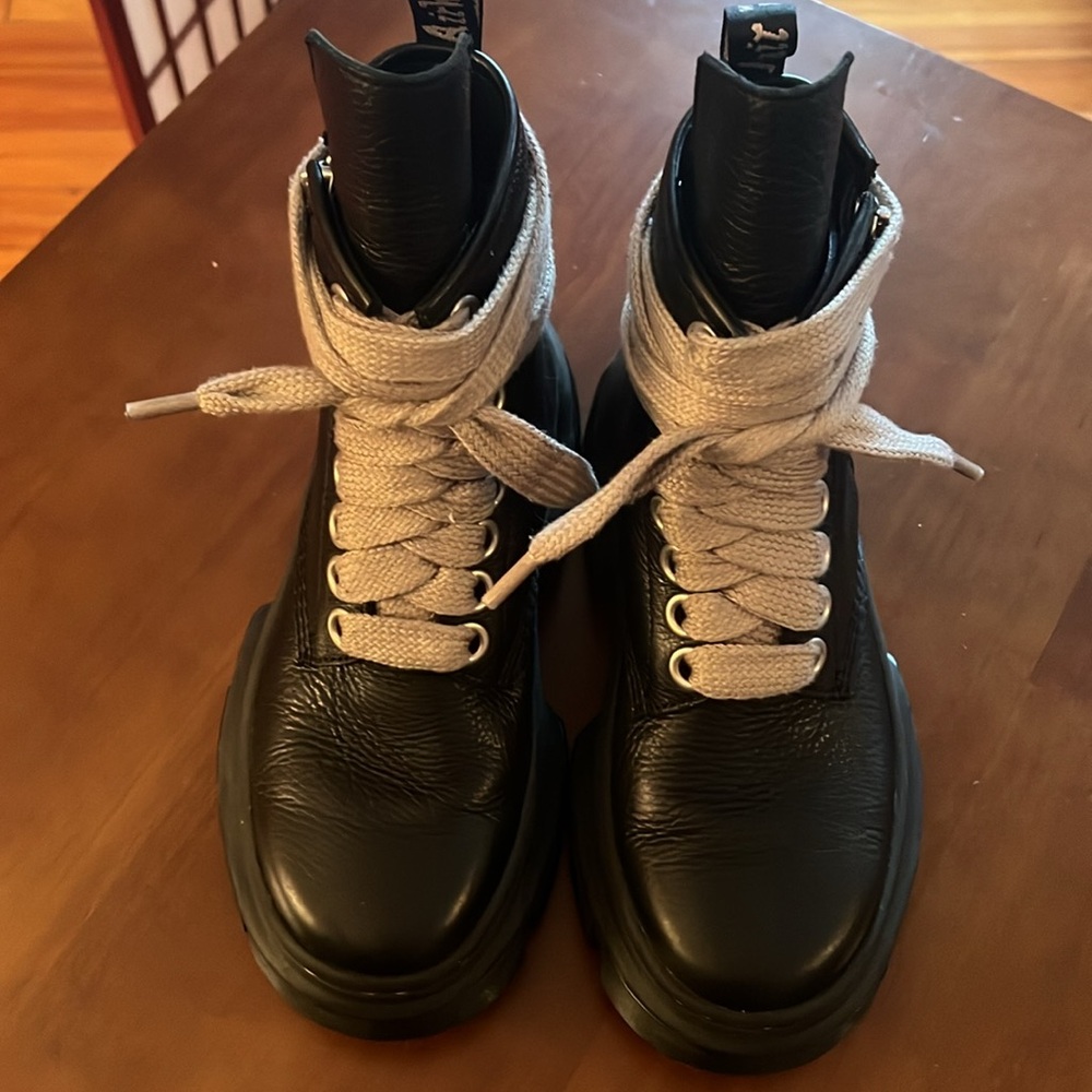 Rick Owens x Dr. Martens Collab
SOLD OUT AT DR MARTENS
SIZE 7 WOMEN, 5 MEN